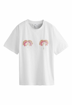 Hvid t-shirt med korte ærmer med to broderede palmer i orange, pink og hvid placeret på brystområdet.