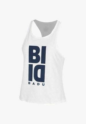Witte mouwloze tanktop met racerback, met grote zwarte tekst "BID" en kleinere tekst "BADU" eronder aan de voorkant.