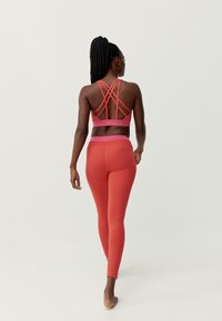 Born Living Yoga NAVANI - Sport-BH med medium stöd - coral