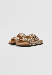 Sandaler med leopardmønster, to justerbare remme, korksål og struktureret sort gummisål. Har guldfarvede spænder for en sikker pasform.