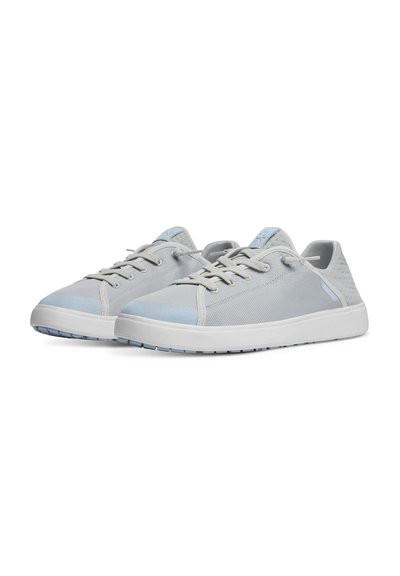 Baskets basses gris clair avec semelles et lacets blancs, présentant une tige en tissu texturé et des accents bleu clair subtils sur le bout et la languette.