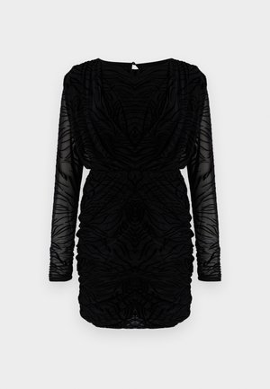 Abito nero con maniche lunghe e trasparenti e texture arricciata. Presenta un collo drappeggiato e un corpo arricciato, creando una silhouette aderente.