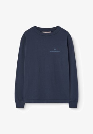 T-shirt navy à manches longues en coton doux, avec un col rond côtelé et le logo "The Animals Observatory" imprimé en bleu clair sur la poitrine.