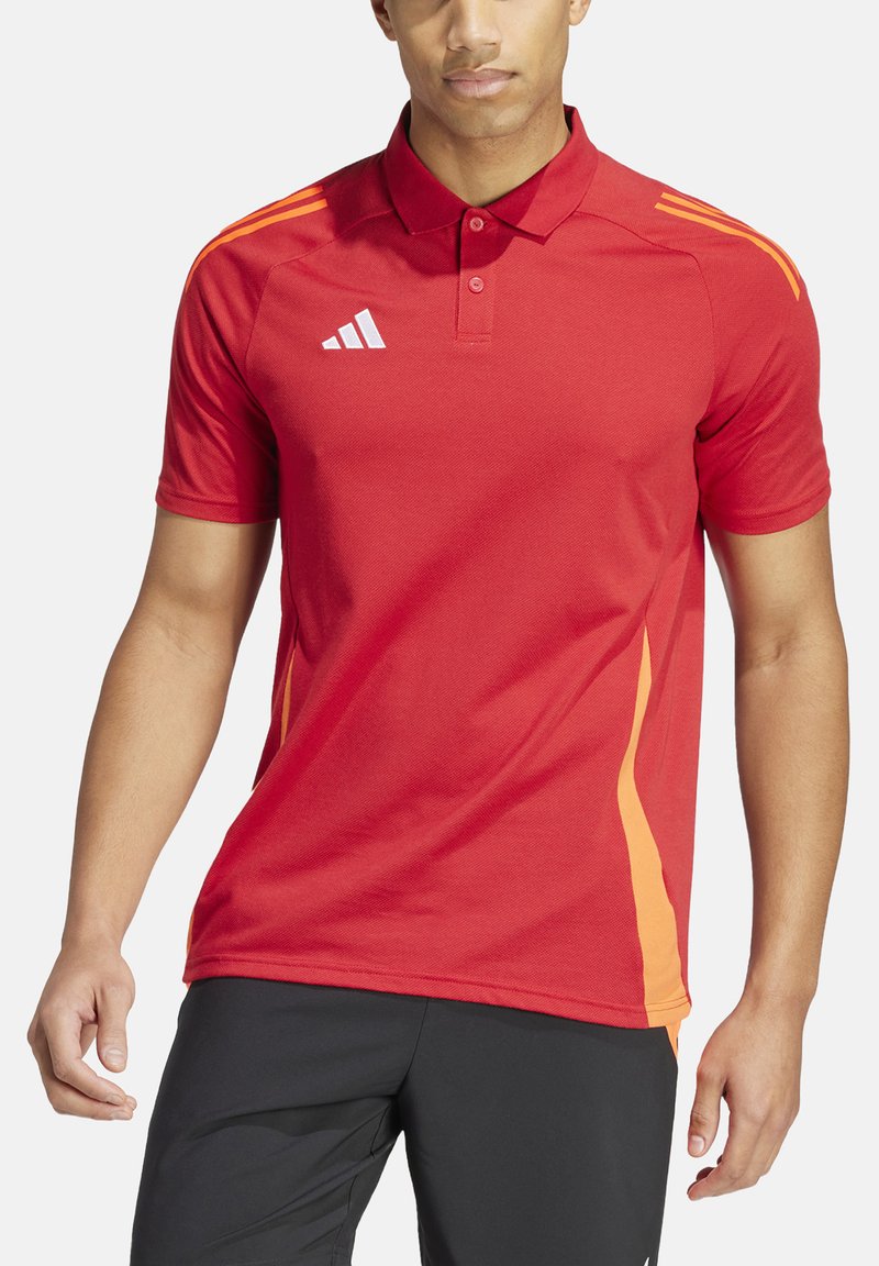 Rode poloshirt van gestructureerde stof met oranje zijaccenten en drie witte strepen op de rechter schouder; heeft een klassieke kraag en knopenlijst.