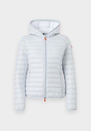 Lysegrå, quiltet hættetrøje med forlynlås og to sidelommer, med små orange lynlåstræk.