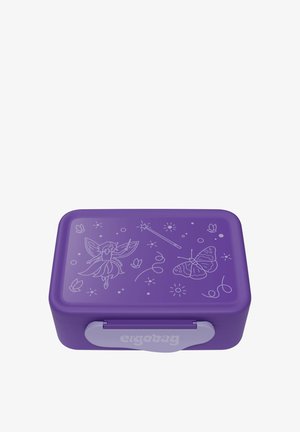Lila Lunchbox mit glatter Oberfläche, verziert mit weißen Umrissen einer Fee, eines Schmetterlings, von Sternen und Wirbeln. Verfügt über einen hellgrauen Verschluss.
