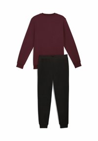 Bordeauxroter Sweatshirt mit langen Ärmeln und Rundhalsausschnitt, kombiniert mit schwarzen Jogginghosen mit elastischem Bund. Glatte Stoffqualität, lockere Passform.