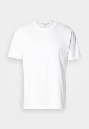 T-shirt bianco in cotone con collo rotondo e maniche corte. Presenta un dettaglio logo discreto sul davanti. Texture liscia, vestibilità casual.