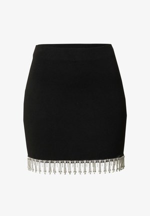 Schwarzer Minikummer aus dehnbarem Stoff, mit silbernen Kettenfransen am Saum, die Textur und dekorative Akzente bieten.