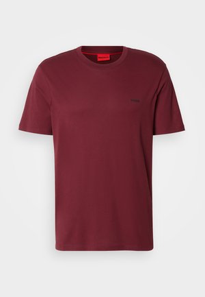 Einfarbiges kurzärmliges T-Shirt mit Rundhalsausschnitt in Dunkelrot mit kleinem schwarzen "HUGO"-Logo auf der linken Brust.