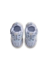 Jasnoniebieskie buty sportowe wykonane z siateczkowego materiału, z fakturowanymi cholewkami i białymi akcentami oraz wyraźnym logo. Wyposażone w regulowane sznurowadła i uchwyt na piętę.