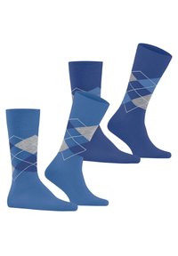 Quatre paires de chaussettes dans des nuances de bleu variées. Deux présentent un motif en losange bleu et gris ; les deux autres sont de couleur bleu uni. Matériau en mélange de coton.