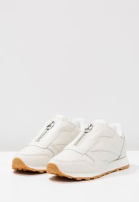Reebok Classic CL LEATHER ZIP - Tossud - chalk/sandstone/silver