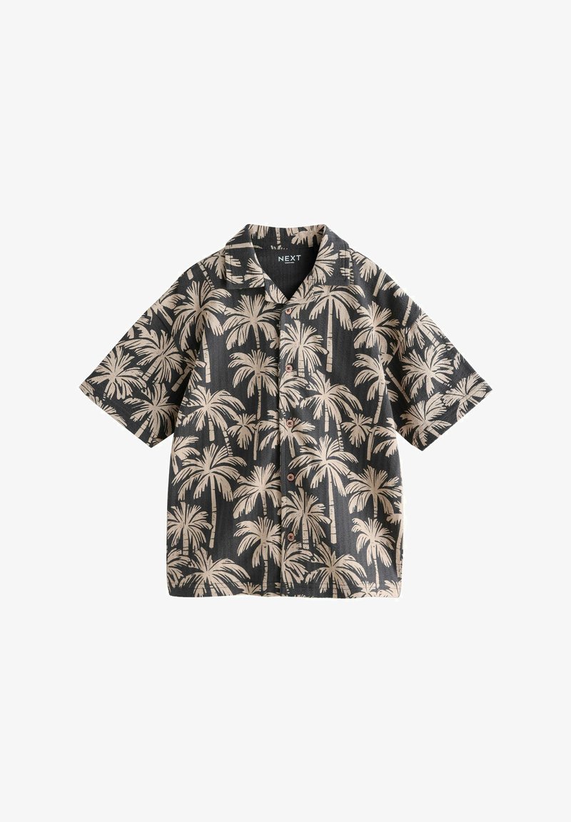 Camicia nera a maniche corte con bottoni e motivo di palme beige, collo appuntito, distesa su sfondo bianco.