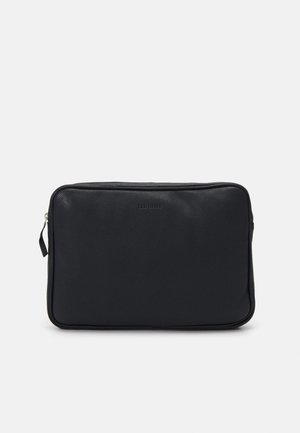 Zwarte leren laptophoes met een gladde textuur, rechthoekige vorm, ritssluiting aan de bovenkant en subtiele gekleurde branding op de voorkant.