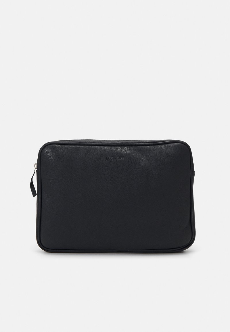 Svart skinn laptopveske med jevn tekstur, rektangulær form, toppglidelås og subtilt hevet merke på forsiden.
