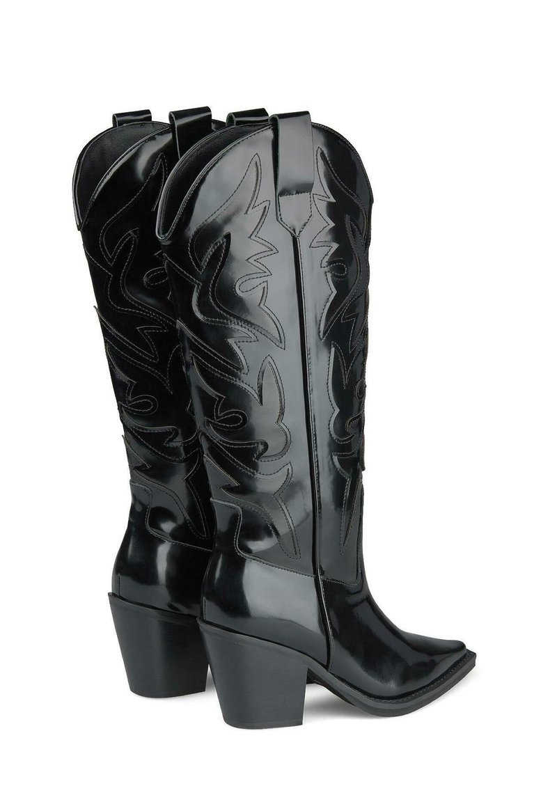 Botas de vaquero de charol negro con un elaborado bordado, puntas afiladas, tacones redondeados y acentos decorativos a lo largo del cañón.