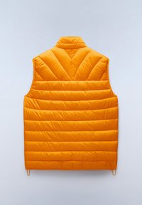 Pomarańczowa kamizelka puchowa z wysokim kołnierzem i bez rękawów. Posiada diagonalne wzory przeszyć oraz gładką, błyszczącą teksturę.