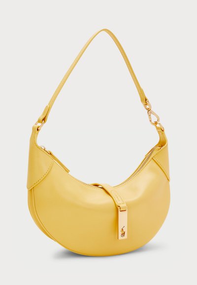 Bolso amarillo en forma de media luna con una sola correa para el hombro y cierre de cremallera dorado con un pequeño emblema de jinete a caballo.