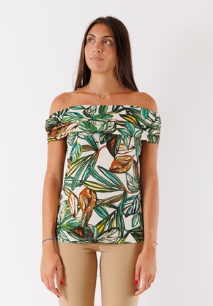 Top off-the-shoulder con un motivo di foglie verdi e marroni su uno sfondo crema; tessuto morbido con maniche corte e arricciate.