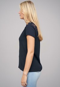 Cloud 5ive V-NECK MIT DEKO KNOPFLEISTE - Bluse - navy