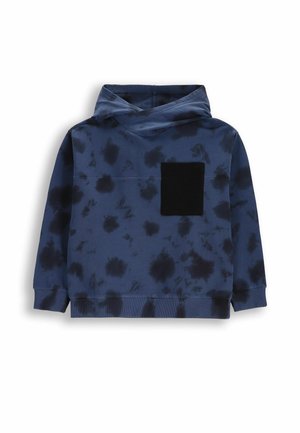 Granatowy hoodie z wzorem tie-dye, z czarną naszywaną kieszenią z przodu, wykonany z miękkiego materiału z ściągaczami na mankietach i u dołu.