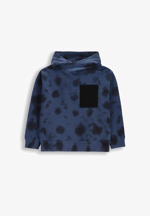 Granatowy hoodie z wzorem tie-dye, z czarną naszywaną kieszenią z przodu, wykonany z miękkiego materiału z ściągaczami na mankietach i u dołu.