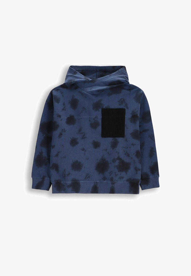 Granatowy hoodie z wzorem tie-dye, z czarną naszywaną kieszenią z przodu, wykonany z miękkiego materiału z ściągaczami na mankietach i u dołu.