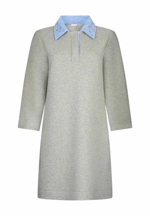 Grijze shiftjurk met lange mouwen, lichtblauwe versierde kraag en een gedeeltelijke knoopsluiting aan de voorkant.