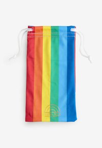 Pestrý drawstring vak s vertikálnymi pruhmi v červenej, oranžovej, žltej, zelenej, modrej a fialovej farbe; obsahuje zlatý detail loga.