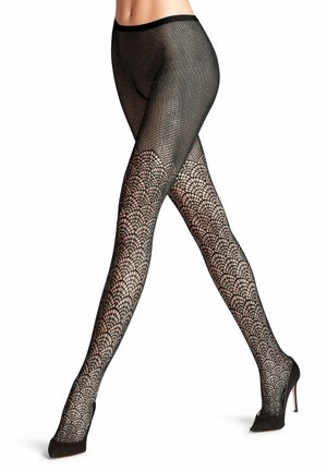 Calze a rete nere con un motivo a ondine, dotate di una cintura liscia e di un design aderente, abbinate a scarpe nere con tacco alto.