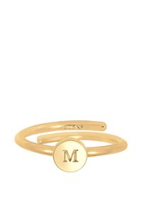 Anello dorato con due bande intrecciate. Presenta un disco circolare inciso con la lettera "M." Realizzato in argento sterling 925.