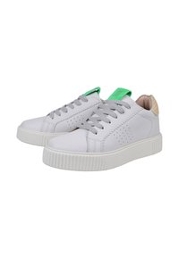 Sneakers bianchi in pelle con lacci grigi, suola in gomma zigrinata, accentuazione verde sulla linguetta e motivo testurizzato sul tallone.