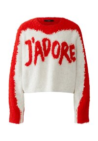 Gehaakte trui met een pluizige textuur; met rode accenten en het woord "J'ADORE" duidelijk in rood op een witte achtergrond.