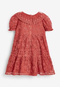 Robe en dentelle corail avec des manches courtes bouffantes, un col volanté, un système de fermeture par boutons et une jupe superposée avec des motifs géométriques.