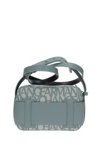 Borsa a mano blu chiaro con forma rettangolare, dettagli in pelle e un motivo logo in diverse tonalità. Include una tracolla regolabile.