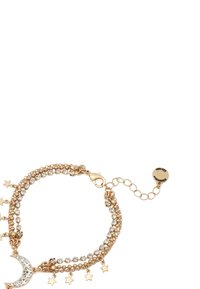 Bracelet doré avec trois rangées de cristaux clairs, un pendentif en forme de croissant de lune et des étoiles dorées pendantes. Fermoir mousqueton et rallonge.