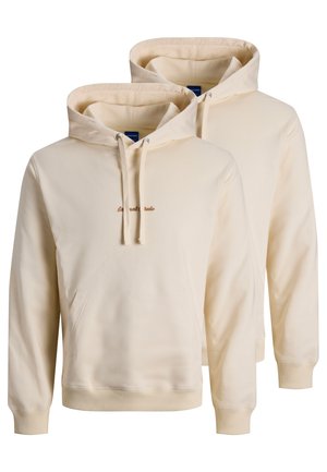 Beige Kapuzenpullover mit einer Fronttasche, gerippten Bündchen und Saum; mit braunem gesticktem Text auf der Brust. Zwei Stücke ausgestellt.