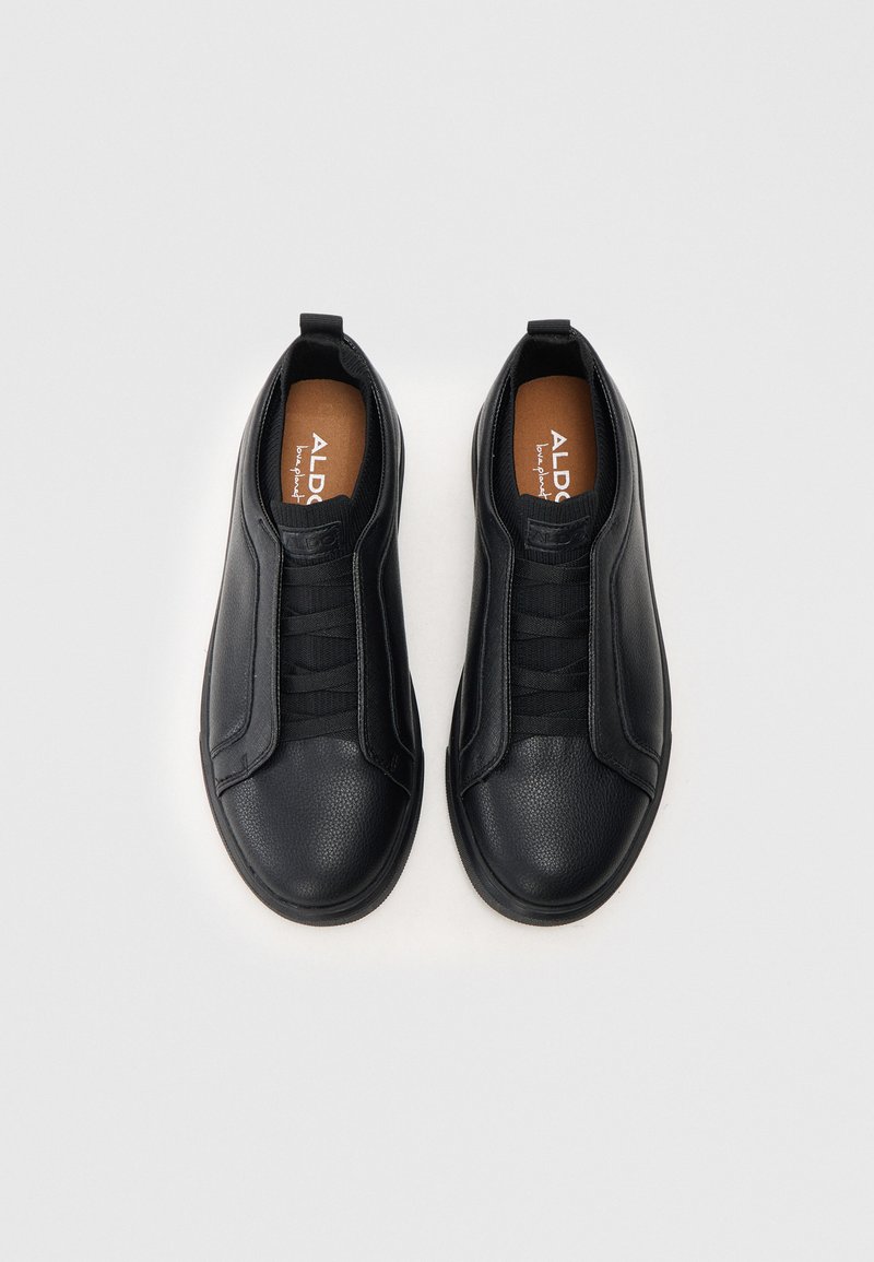 Schwarze Slip-On Sneakers aus strukturiertem Leder, mit elastischen Schnürsenkeln und einer glatten Gummisohle. Das Innenfutter verfügt über eine braune Innensohle mit Markenlogo.