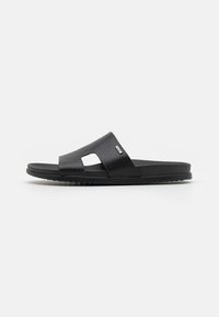 MONDI - Pantolette flach - black