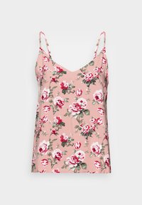 Světle růžová květinová ramínková košilka s tenkými ramínky, zdobená vzorem červených a bílých růží a zelenými listy. Měkká tkanina a volný střih.