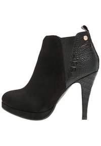 Botines de tacón alto en negro con una parte superior de ante suave y un panel de imitación cocodrilo texturizado, con insertos laterales elásticos y un acento metálico de logo.