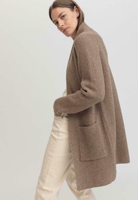 hessnatur Strickjacke - camel