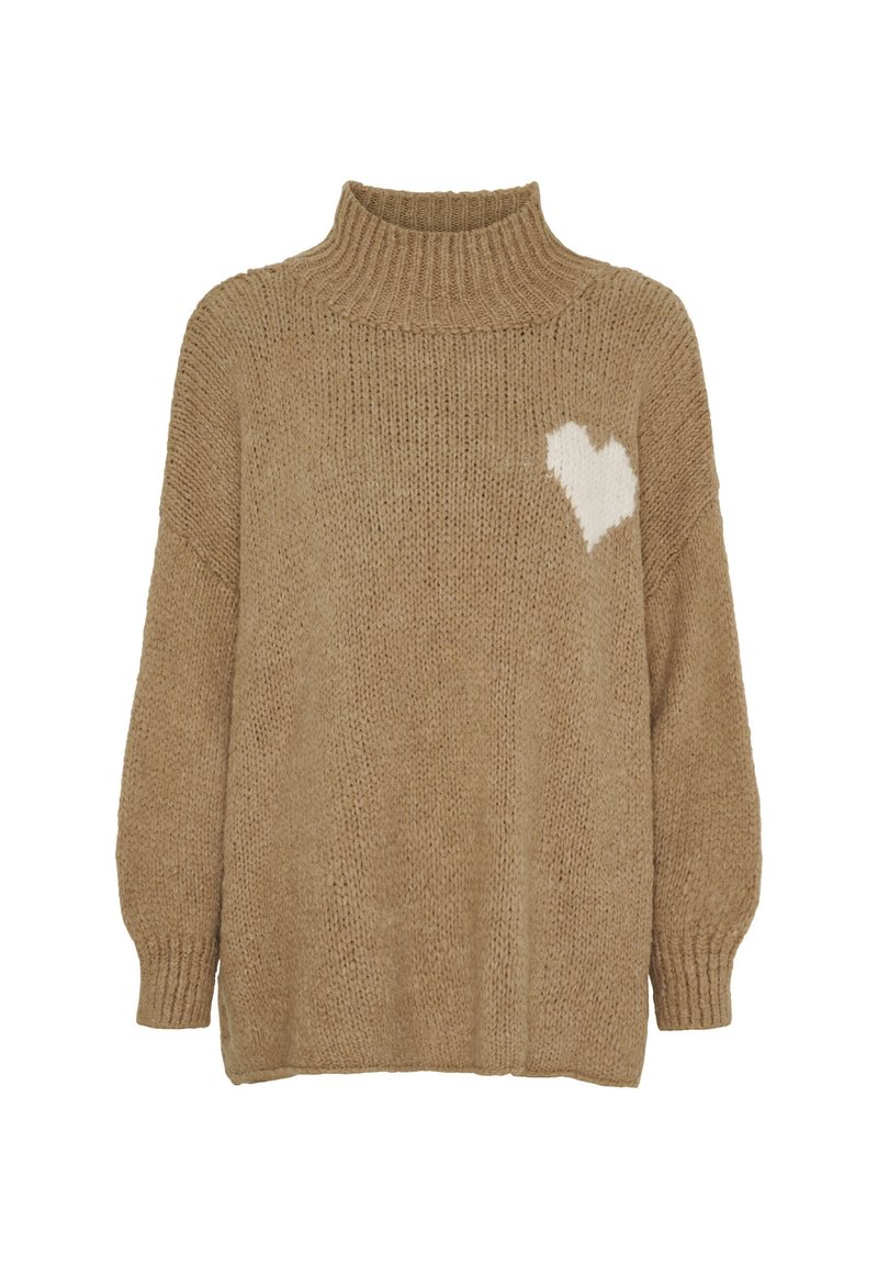 Beige strikket sweater med høj krave og løs pasform, der har et lille hvidt hjerte mønster på venstre side. Ribbet manchetter fuldender designet.