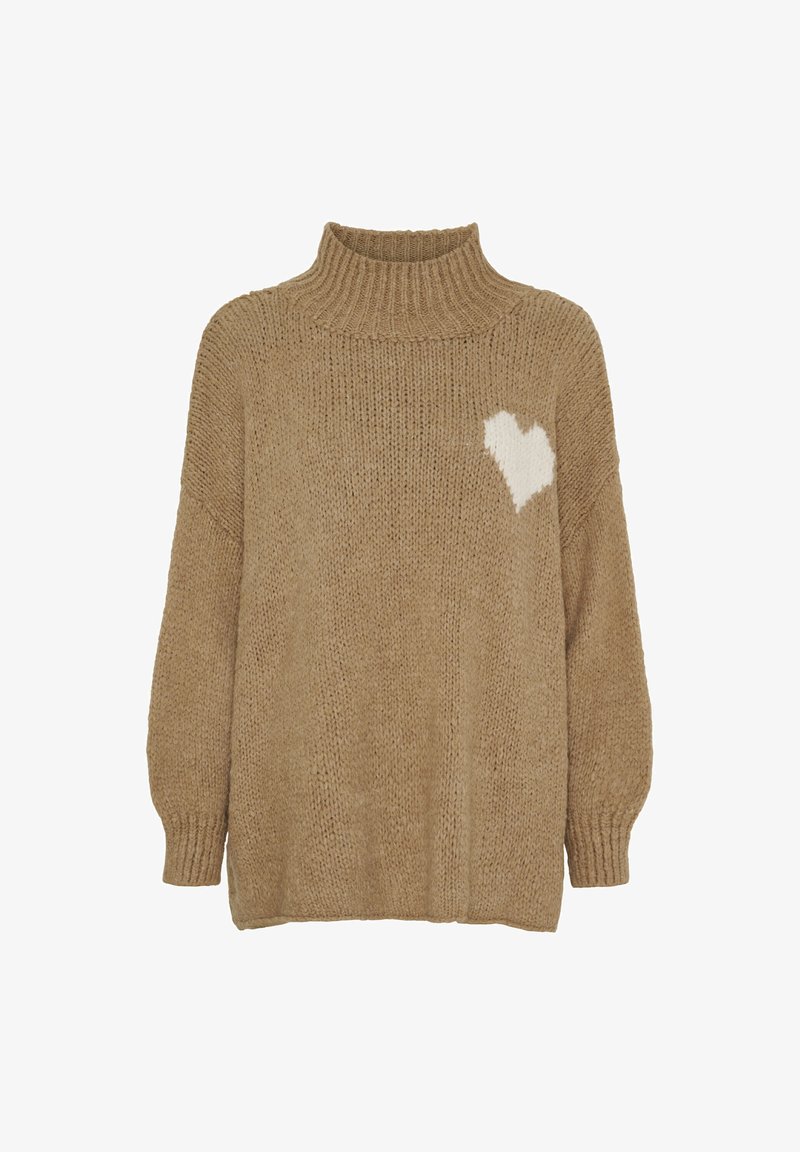 Beige strikket sweater med høj krave og løs pasform, der har et lille hvidt hjerte mønster på venstre side. Ribbet manchetter fuldender designet.