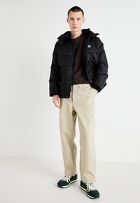 GAP HOODED HEAVYWEIGHT LOGO PUFFER - Ziemas jaka - true black