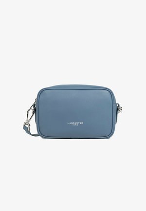 Petit sac bandoulière rectangulaire en cuir bleu avec ferrures en argent et logo Lancaster Paris sur le devant.