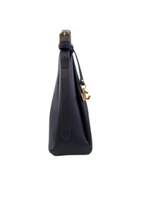 Borsa a tracolla in pelle nera con una superficie testurizzata, forma triangolare e un accento in metallo dorato con un piccolo ciondolo. Include una tracolla regolabile.