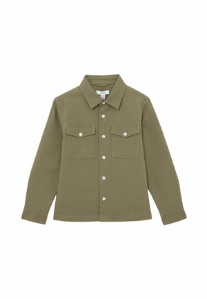 Olivovo zelená košeľa s dlhými rukávmi na gombíky, s dvoma náprsnými vreckami so záklopkami a klasickým golierom, zobrazená na bielom pozadí.