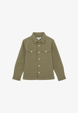 Camicia verde oliva a maniche lunghe con bottoni e due tasche con patta sul petto e colletto classico, mostrata distesa su sfondo bianco.